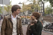 Sie finden in einer Selbsthilfegruppe f&uuml;r junge Krebspatienten zueinander: die an Schilddr&uuml;senkrebs erkrankte Hazel (Shailene Woodley, r.) und Gus (Ansel Elgort, l.), dem wegen eines Knochentumors ein Bein entfernt werden musste ...