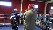 Carsten (li.) und Jean treten im Boxkampf an.