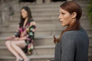 Mit nur wenigen Beweisen untersucht das CBI den Mord am Sohn eines Mafiabosses. Während der Befragung eines Augenzeugen wird Grace (Amanda Righetti, r.) von den Erinnerungen an O'Loughlins Tod heimgesucht ...