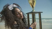 Lohn f&uuml;r jahrelanges hartes Training: Am Strand von Daytona h&auml;lt Camaryn stolz den begehrten Pokal in ihren H&auml;nden.