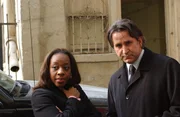 Der an Schizophrenie leidende Joe Gibson ist nach einer Schießerei verschwunden. Vivian Johnson (Marianne Jean-Baptiste, l.) vertraut auf Jacks (Anthony LaPaglia, r.) psychologische Fähigkeiten ...