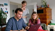 Pfarrerin Rieke (Birge Schade, re.) steht Petra (Jasmin Rischar) und Frank Keller (Siegfried Terpoorten) bei, deren Tochter an Leuk&auml;mie erkrankt ist.