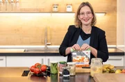 Sinnvoll verpackt und gut beschriftet. Yvonne Willicks zeigt, wie sich Lebensmittel haltbar mach lassen und gibt Tipps für einen sortierten Vorratsschrank.