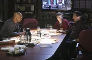 In Detroit hat ein Serienkiller in den letzten Jahren jeweils an den Tagen vor Halloween get&ouml;tet. Dabei wurden die Opfer noch lebend verbrannt. Das Team um Morgan (Shemar Moore, l.), Reid (Matthew Gray Gubler, M.) und Rossi (Joe Mantegna, r.) muss den T&auml;ter finden, bevor es weitere Leichen gibt ...