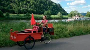 Mit ihrer "Wegebar" ist Silvia Fielitz am Weserradweg unterwegs. Ihre eisgekühlten Getränke und selbstgebackenen Snacks sind eine beliebte Stärkung auf der Etappe um Hameln. Mit ihrer "Wegebar" ist Silvia Fielitz am Weserradweg unterwegs. Ihre eisgekühlten Getränke und selbstgebackenen Snacks sind eine beliebte Stärkung auf der Etappe um Hameln.