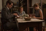 L-R: Andr&eacute; Fauvel (Lucas Bravo), Ada Harris (Lesley Manville) und Natasha (Alba Baptista)