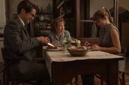 L-R: Andr&eacute; Fauvel (Lucas Bravo), Ada Harris (Lesley Manville) und Natasha (Alba Baptista)