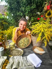Bei Uschi Zezelitsch dreht sich heute alles um die Goldrute. Die Kräuterhexe präsentiert dazu kein klassisches Rezept, sondern einen „All in one“-Tipp, wie man die Heilkräfte der Pflanze am besten einsetzen kann.
