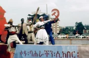 Äthiopische Revolution, 1974: Mengistu Haile Mariam verkündet, das Land nach den Prinzipien des Marxismus-Leninismus umgestalten zu wollen. Äthiopische Revolution, 1974: Mengistu Haile Mariam verkündet, das Land nach den Prinzipien des Marxismus-Leninismus umgestalten zu wollen.