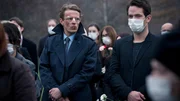 Starautor Nikolai Wagner (Alexander Scheer) nimmt an der Beerdigung teil.