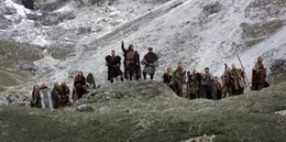 Die Armeliten, eine wilde Horde aus dem Nachbarreich, greift an, gef&uuml;hrt vom Armelitenf&uuml;hrer (Gregor Bloeb).