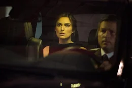 W&auml;hrend sich ihr Freund Jack in einem Netz aus L&uuml;gen und Intrigen verf&auml;ngt, taucht Cathy (Keira Knightley, l.) in dessen Hotel in Moskau auf. Nicht ahnend, dass der Mann ihrer Tr&auml;ume in eine lebensgef&auml;hrliche Undercover-Aktion verwickelt ist ...