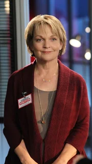 Die Ahnenforscherin Donna Hoppe (Pamela Reed) ist zu Besuch bei den CSIlern und hilft bei dieser Gelegenheit auch gleich bei den Ermittlungen zu einem abgestürzten Charter-Jet mit. Die Ahnenforscherin Donna Hoppe (Pamela Reed) ist zu Besuch bei den CSIlern und hilft bei dieser Gelegenheit auch gleich bei den Ermittlungen zu einem abgestürzten Charter-Jet mit.