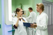 Finn (Christopher Kohn) spricht mit Nathalie (Amrei Haardt) über Isabelle.