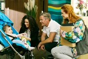 Steffi (Madeleine Krakor, r.) und Ingo (André Dietz) treffen auf Elif (Beo Yalcin) und ihr Baby und werden schon wieder von dem Thema Kinder eingeholt.