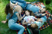 Familie Friedmann beim Picknick (v.l.: Emma (Picco von Groote), Mischko (Tom Beck), Carl*a (Amadeo*Leo Arndt), Maya (Anna-Lena Schwing) und Tilda (Kya-Celina Barucki)).