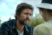 Mischko (Tom Beck) entschuldigt sich bei Carl*a (Amadeo*Leo Arndt), dass er nicht erreichbar war.