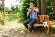 Ingo (André Dietz) genießt gerade seinen Snack, als er von einem Ball getroffen wird.