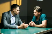 Ronny (Bela Klentze, r.) leidet darunter, seine Unschuld nicht beweisen zu können und bespricht sich mit seinem Anwalt Daniel Schadow (Martin Bergmann).