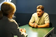 Ronny (Bela Klentze) erzählt Lena (Birte Glang), dass er Susanne für gefährlich hält.