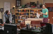 W&auml;hrend Sheldon (Jim Parsons, r.) versucht, sich an Amy zu r&auml;chen, nachdem sie einen seiner Lieblingsfilme f&uuml;r ihn ruiniert hat, findet Leonard (Johnny Galecki, l.) einen Weg, wie er Penny dazu bringen kann, alles f&uuml;r ihn zu tun ...