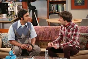 W&auml;hrend Leonard sein Schnarch-Problem in den Griff bekommen m&ouml;chte, findet Raj (Kunal Nayyar, l.) heraus, dass sich seine Eltern getrennt haben - was Howard (Simon Helberg, r.) und Bernadette in einen Streit &uuml;ber ihre eigene Beziehung st&uuml;rzt ...
