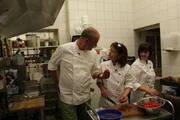Tipps vom Fachmann: Sternekoch Frank Rosin (l.) erklärt Uschi Herrmann (M.), Inhaberin des "Wulle Stüble" im schwäbischen Esslingen, und ihrer Küchenhile Radenka Damijanovic (r.), was man besser machen kann ...