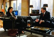 Wie soll Erin (Bridget Moynahan, l.) nur damit umgehen, dass ihr Vater Frank (Tom Selleck, r.) mit einer gleichaltrigen Freundin von ihr ausgeht?