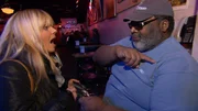 Tamara sucht verzweifelt nach ihrem Bruder James. Als sie noch Kinder waren, nahm der Vater des Jungen ihn mit in die USA. Seither fehlt jede Spur von ihm. Julia (l.) begibt sich auf eine schwierige Suche ...