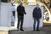 Während Granger sich auf eigene Faust auf die Suche nach Heather macht, der Frau, von der das Team vermutet, dass sie der Maulwurf ist oder zumindest mehr darüber weiß, wer es sein könnte, ahnen Callen (Chris O'Donnell, r.) und Sam (LL Cool J, l.) nicht, dass sie bald verhaftet werden ...