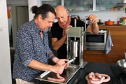 Zu Tisch - Berlin - Deutschland. Jan Wischnewski und Tomas Erhart beim Wursten. Zu Tisch - Berlin - Deutschland. Jan Wischnewski und Tomas Erhart beim Wursten.