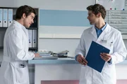 Das alte Lied: Man will gerade Feierabend machen, doch dann kommt ein Notfall rein. Dr. Ahrend (Roy Peter Link, r.) und Ben Ahleck (Philipp Danne, l.) nehmen den Klinikalltag inzwischen mit Humor.