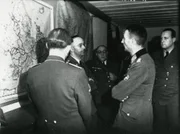In den Anfangsjahren der Naziherrschaft hat die SS nur geringen Einfluss. Durch Geschick und Intrigen formt Himmler (2. v. l.) sie zur mächtigsten Organisation im Reich.