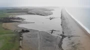 Wellington-Bomber fliegt &uuml;ber Chesil Beach. (Dinnick & Howells)