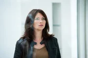 Candice Renoir (Cécile Bois) möchte genauso taff und professionell wirken wie ihre Kontrahentin Sylvie. Deswegen hat sie sich auch die Haar braun gefärbt.