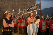 Asterix & Obelix im Reich der Mitte Zwei M&auml;nner mit verschr&auml;nkten Armen: Guillaume Canet als Asterix, Gilles Lellouche als Obelix  Copyright: SRF/PATHE FILMS/TRESOR FILMS/LES ENFANTS TERRIBLES/TF1 FILMS PRODUCTION/WHITE AND YELLOW FILMS/AUVERGNE RHONE ALPES CINEMA/ARTEMIS PRODUCTIONS