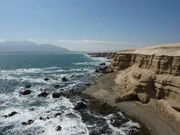 Die Klippen in La Portada, Chile, zeigen Folgen von Erdbeben und Anhebungen der Küste an hochgeschobenen marinen Gesteinen. Die Klippen in La Portada, Chile, zeigen Folgen von Erdbeben und Anhebungen der Küste an hochgeschobenen marinen Gesteinen.