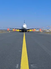 Geparkter Jumbo am Frankfurter Flughafen: Die Corona-Krise hat den Frankfurter Flughafen voll erwischt.