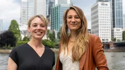 Die Kulturhistorikerin und Burn-out Coachin Anna Schaffner (l.) beleuchtet die gesellschaftliche Dimension des Burnouts zusammen mit Biologin Jasmina Neudecker (r.).