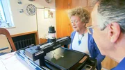 Mit dem automatischen Pfannkuchen-Drucker sollen ganz einfach und fast wie von selbst die wildesten Pancake-Formen entstehen. Ingrid und Otto probieren es aus.