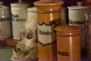 Noch bis ins 20. Jahrhundert gehörte "Mumia" ins Regal einer jeden gut sortierten Apotheke. Das oft auch als Mumia vera, echte Mumie, deklarierte Pulver wurde durch das Zerreiben von Mumien hergestellt. Noch bis ins 20. Jahrhundert gehörte "Mumia" ins Regal einer jeden gut sortierten Apotheke. Das oft auch als Mumia vera, echte Mumie, deklarierte Pulver wurde durch das Zerreiben von Mumien hergestellt.