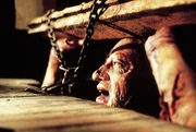 Die besessene Henrietta (Ted Raimi) taucht wieder aus dem Keller auf.