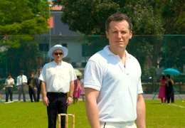 Robert (Max Urlacher) nutzt das Cricket-Turnier, um seinem Rivalen eins auszuwischen.; ARD Degeto EINE LIEBE IN DER STADT DES L&Ouml;WEN, am Samstag (09.11.24) um 15:30 Uhr im ERSTEN. Robert (Max Urlacher) nutzt das Cricket-Turnier, um seinem Rivalen eins auszuwischen. &copy; ARD Degeto/Shung/Chin, honorarfrei - Verwendung gem&auml;&szlig; der AGB im engen inhaltlichen, redaktionellen Zusammenhang mit genannter Degeto-Sendung und bei Nennung "Bild: ARD Degeto/Shung/Chin" (S2). ARD Degeto/Programmplanung und Presse, Tel: 069/1509-335, degeto-presse@degeto.de
