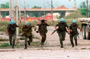 S&Uuml;DWESTRUNDFUNK Den Menschen im Fokus - Die Kriegsfotografin Anja Niedringhaus Sarajevo, Bosnien, 1994: Franz&ouml;sische und ukrainische UN-Soldaten fl&uuml;chten, als serbische Scharfsch&uuml;tzen das Feuer auf sie in der Innenstadt Sarajevos er&ouml;ffnen. &copy; SWR/Anja Niedringhaus/pa, honorarfrei - Verwendung gem&auml;&szlig; der AGB im engen inhaltlichen, redaktionellen Zusammenhang mit genannter SWR-Sendung und bei Nennung "Bild: SWR/Anja Niedringhaus/pa" (S2+). SWR Presse/Bildkommunikation, Baden-Baden, Tel: 07221/929-23876, foto@swr.de