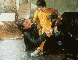Bruce Lee (r.)