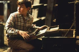 Auf einer Baustelle entdeckt der zw&ouml;lfj&auml;hrige Alan Parrish (Adam Hann-Byrd) das Brettspiel "Jumanji". Als er eine F&uuml;nf w&uuml;rfelt, wird er mit magischer Kraft in dessen Inneres gesogen. Erst 26 Jahre sp&auml;ter wird er von zwei spielenden Kindern gerettet und erz&auml;hlt ihnen von unglaublichen Abenteuern ...
