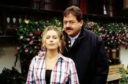 Selten sind Kommissar Hofer (Joseph Hannesschläger) und seine Schwester Marie (Karin Thaler) so einträchtig. Selten sind Kommissar Hofer (Joseph Hannesschläger) und seine Schwester Marie (Karin Thaler) so einträchtig.