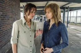 Ulrike Meinhof (Tatiana Nekrasov) im Gespr&auml;ch mit Gudrun Ensslin (Lilith Stangenberg) beim Hofgang in der JVA Stammheim