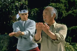 Daniel LaRusso (Ralph Macchio, l.) tritt wieder zum Titelkampf an. Doch Mr. Miyagi (Pat Morita) ist nicht begeistert.