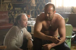Doc Miles (Dwight Yoakam, l.) ber&auml;t Auftragskiller Chev (Jason Statham): Ihm wurde eine Droge verabreicht, die innerhalb einer Stunde zum Tode f&uuml;hrt, wenn er seinen Adrenalinspiegel nicht in die H&ouml;he treibt.